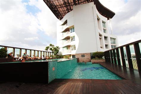 bangkok resorts langsuan.